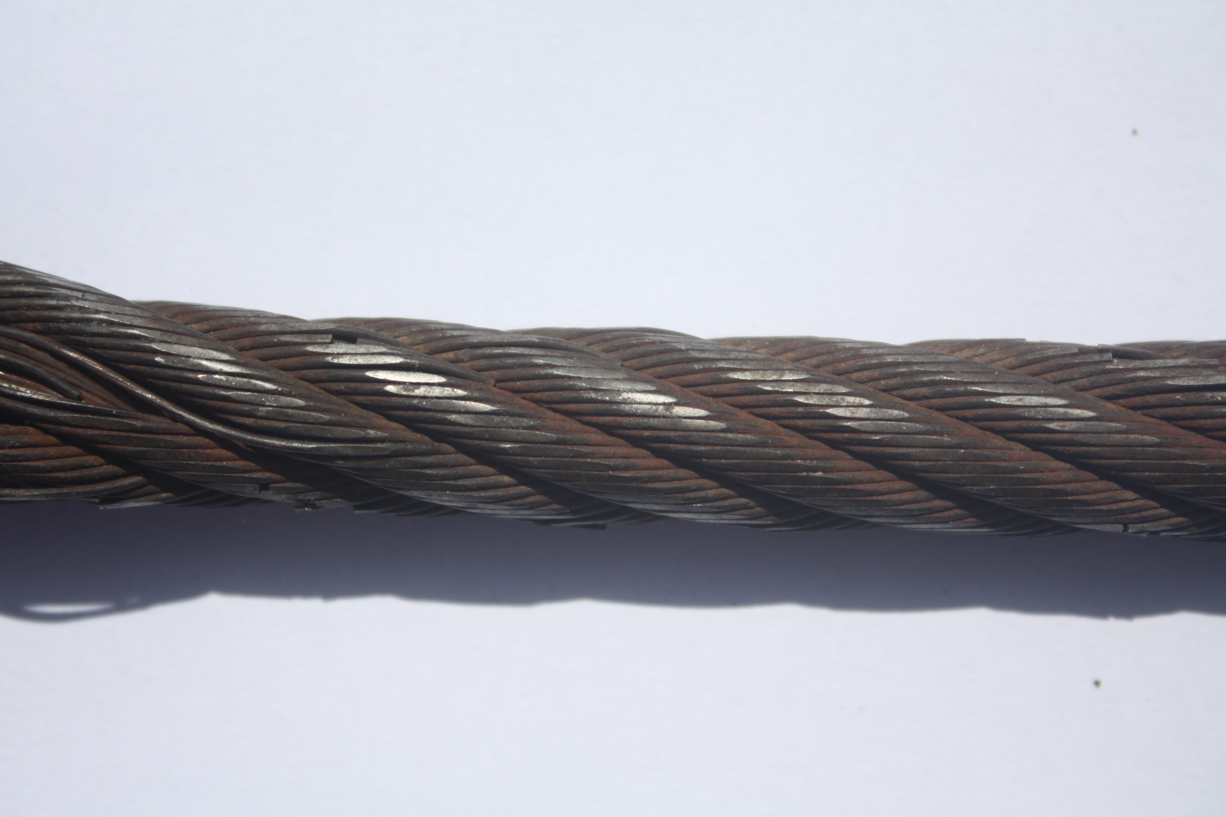 Valley wire breaks in wire rope.